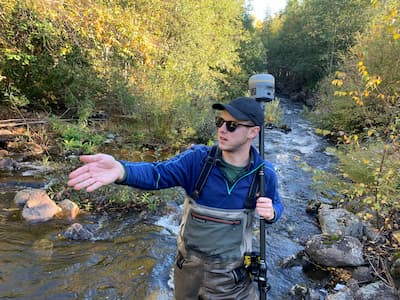 Kartlägger vattendrag med Trimble R12i